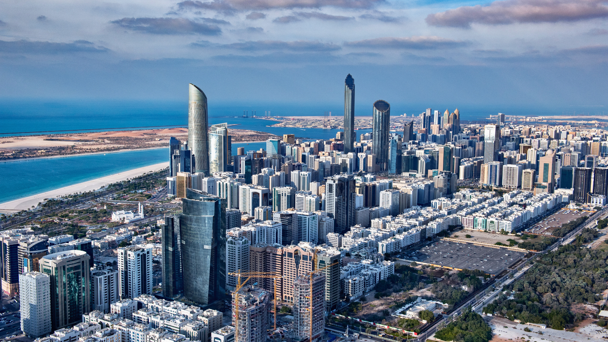 Abu Dhabi vs Dubai - Where Should Expats Choose?