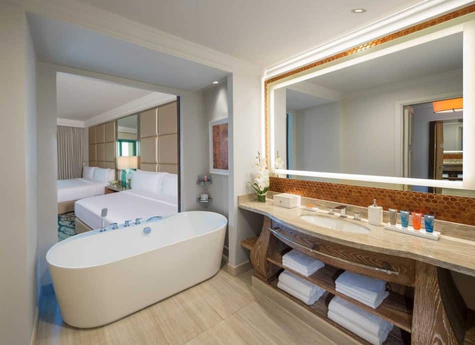 Atlantis Hotel Palm View Room Bathroom | The Vacation Builder