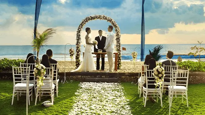 Where to Get Married in Dubai - Oberoi Beach Resort Wedding in Dubai | The Vacation Builder